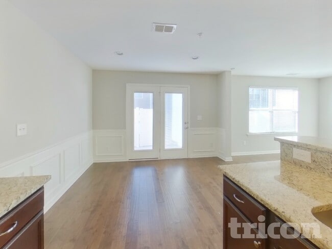 Photo - 4009 Commons Dr