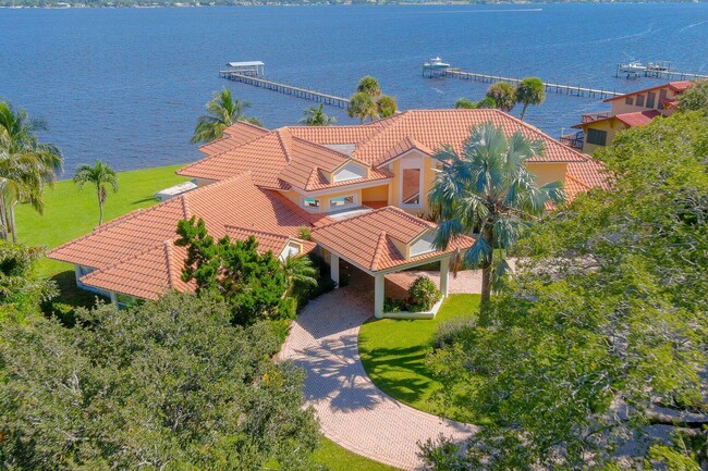 Building Photo - 901 SE Riverside Dr Rental