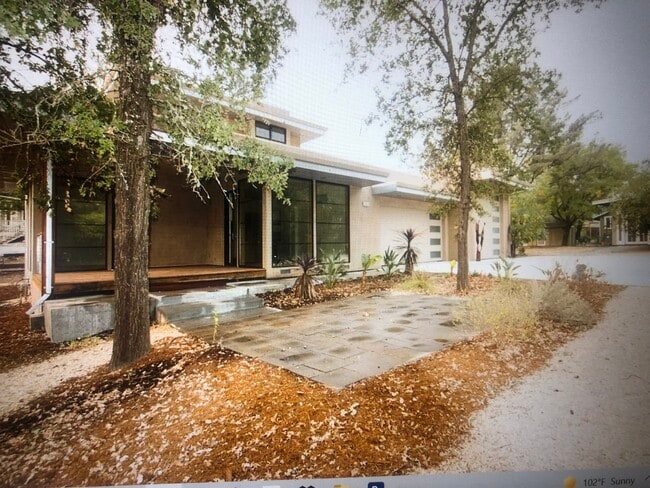 Photo - 540 S Cloverdale Blvd