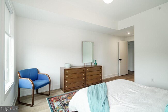 Photo - 5013 Springfield Ave Unit 407