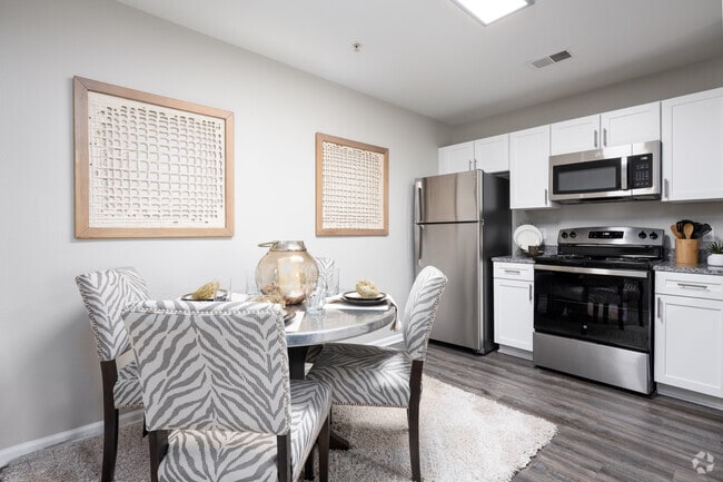 1BR, 1BA - 685SF - Kitchen