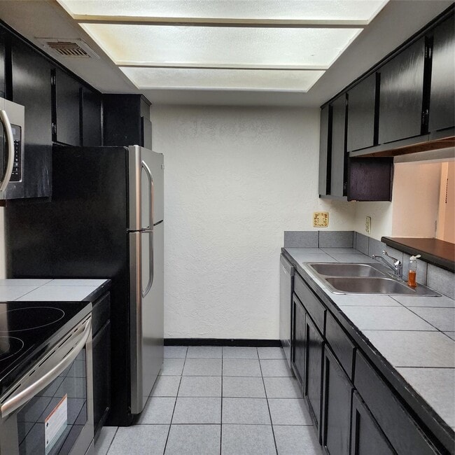 Building Photo - 2814 S Bartell Dr Unit 33 Rental