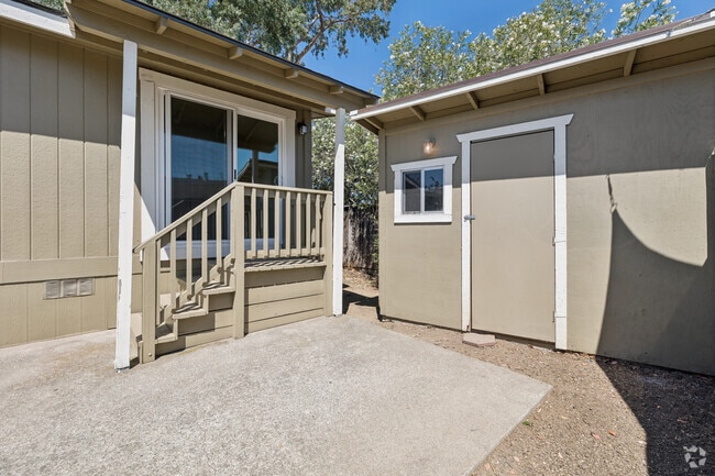2BR, 2BA - 1140SF - Patio