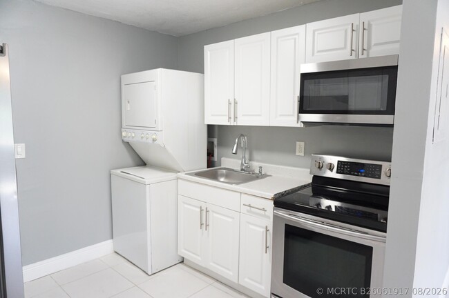 Building Photo - 1456 W 29th St Unit 1