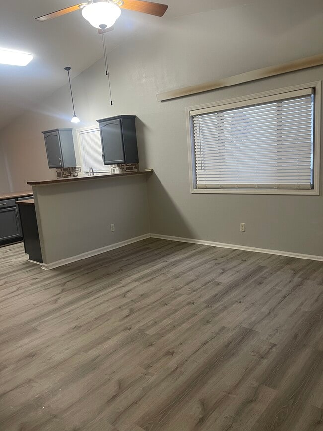 Photo - 1351 E Oakland St