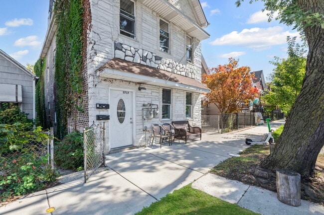 Building Photo - 3717 S Hermitage Ave Rental