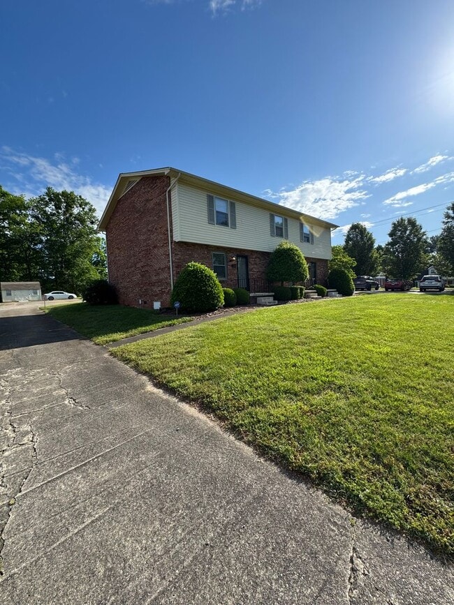 Photo - Spacious 2 Bed, 1.5 Bath Apartment in Prime Location