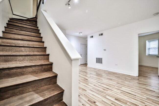 Photo - 734 W Waveland Ave Unidad 1N