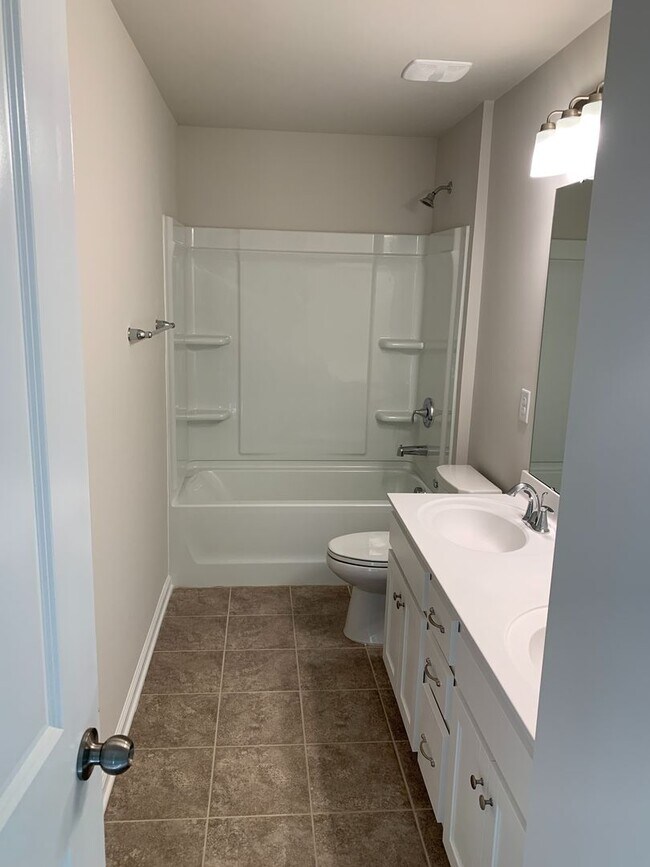 Building Photo - Resort life for your family in the Palisades! Rental