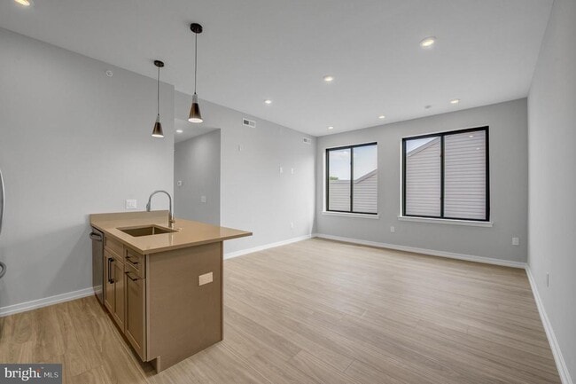 Building Photo - 1205 S 15th St Unit 4D