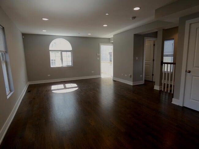 Photo - 1730 W Nelson St Unit CH