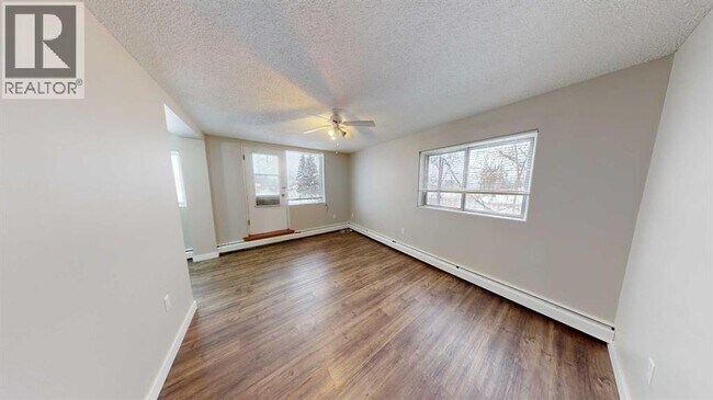 Photo - 9932-9105 105 Ave