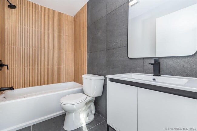 Photo - 1252 Main St Unidad 402