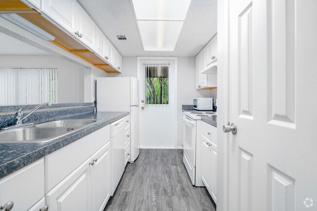 1BR. 1BA - 782SF - Kitchen