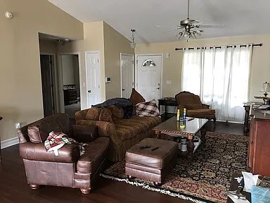Photo - 412 Woodford Way
