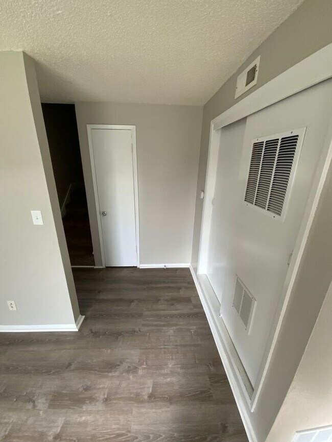 Photo - Sumner Townhome Duplex w/ 1 car carpot & N...