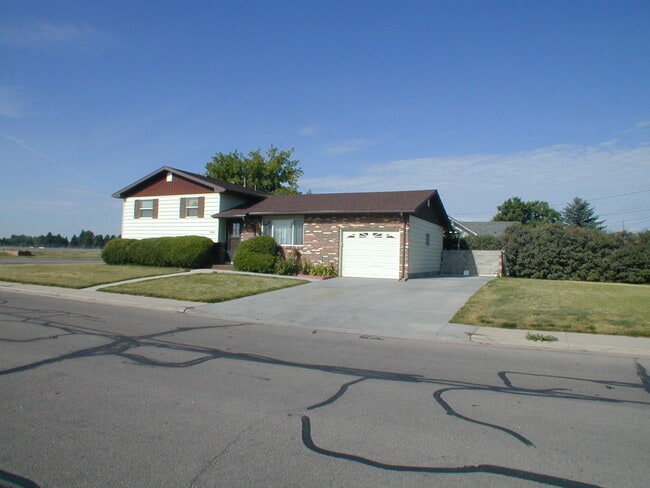 Building Photo - House For Lease