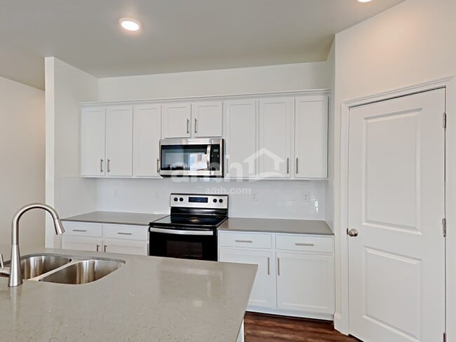 Photo - 2703 3340 South St