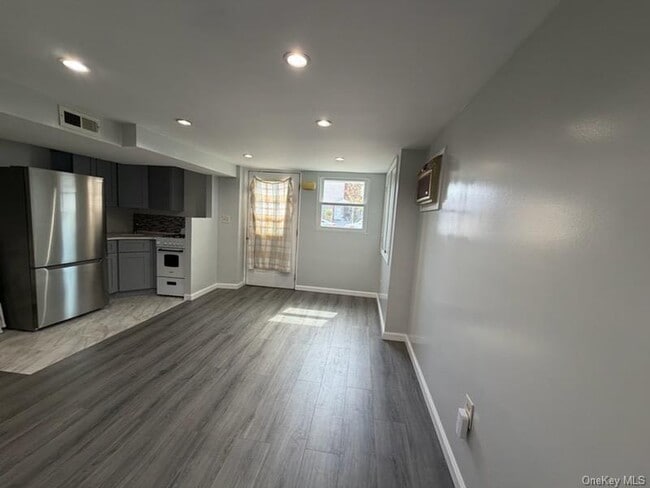 Building Photo - 179-11 Eveleth Rd