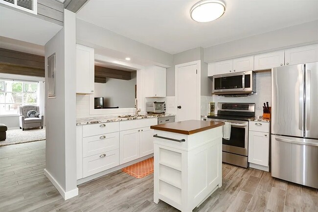 Photo - 202 Windsor Dr N