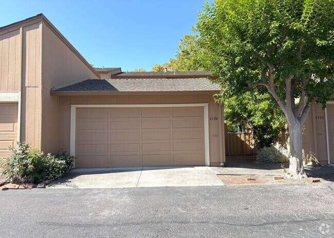 Building Photo - Beautifully Updated 3-Bedroom Townhome in ...