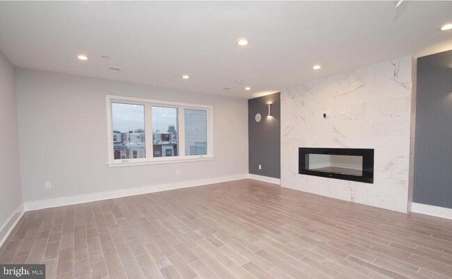 Building Photo - 2562 Frankford Ave Unit 3F Rental