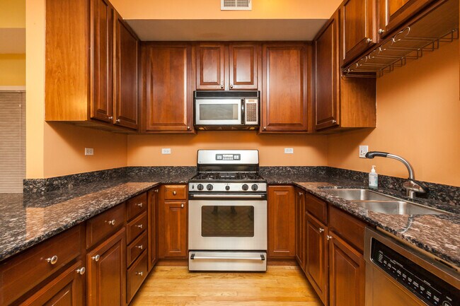 Photo - 811 W Superior St Unidad 3