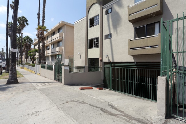 Building Photo - 943 Elden Ave Rental