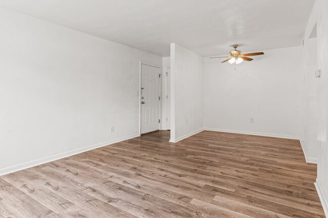 Photo - 2 bed/1 Bath Undergrads OK. Bus line.