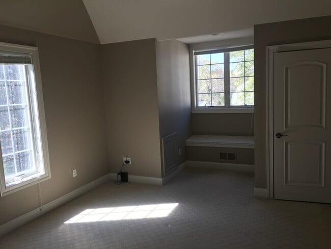 Living area - 48725 Spring Ridge Rd Unit Apt 1