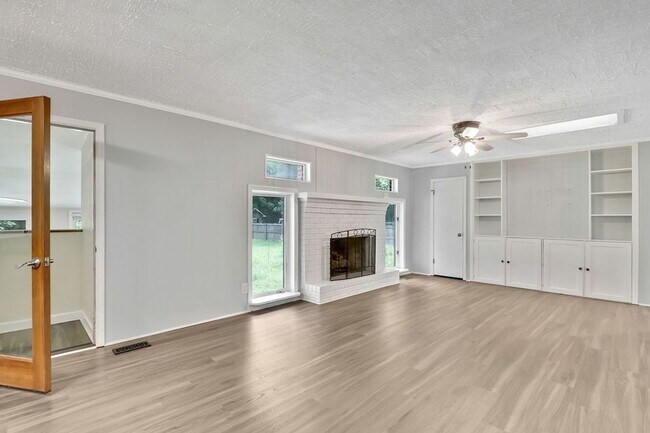 212 Pinewood Dr