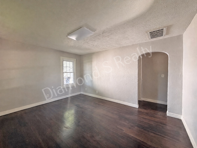Photo - Cute 2 Bedroom Home close to Bass Pro, WOW Museum, restaurants, & Shopping!
