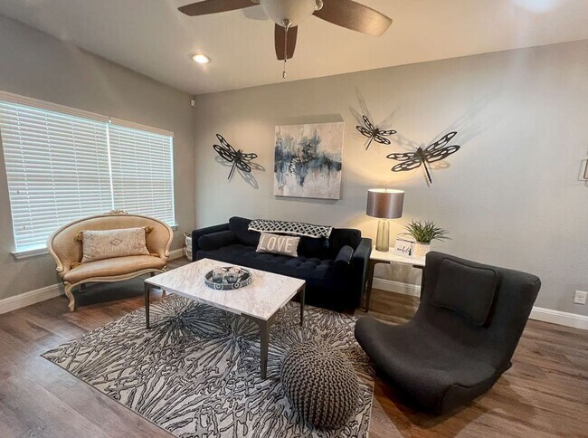 Photo - 3 Bedroom / 2 Bathroom super cute house for lease!