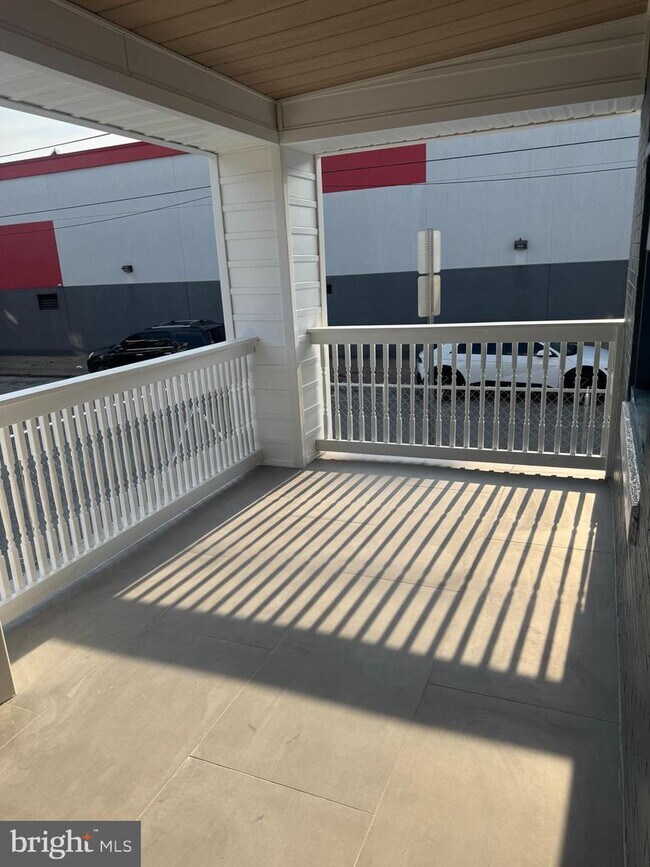 Photo - 1945 W Airdrie St