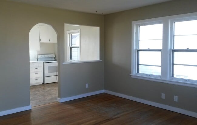 Photo - 1421 E 4th St