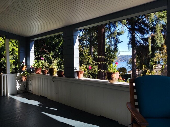 Photo - 9727 Lake Shore Blvd NE