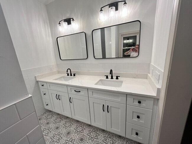 Bathroom 1 - 97 Sand Shore Rd Apartments Unit 97A