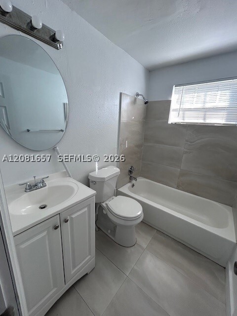 Building Photo - 822 NW 7th St Unit 3