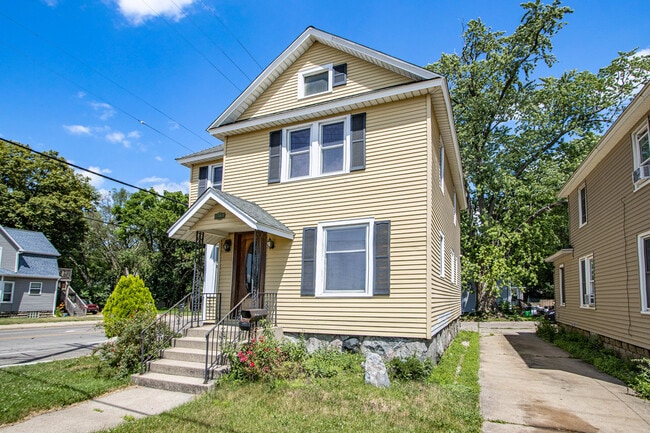 Frente - 1403 S Burdick St