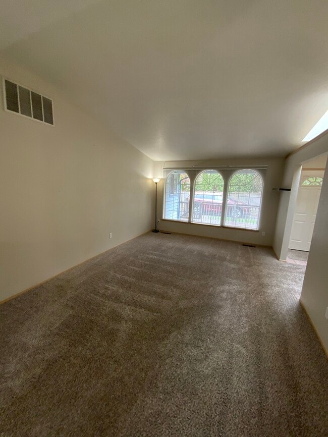 Tacoma duplex 2bdr 2bath duplex w/ 1 car garage!