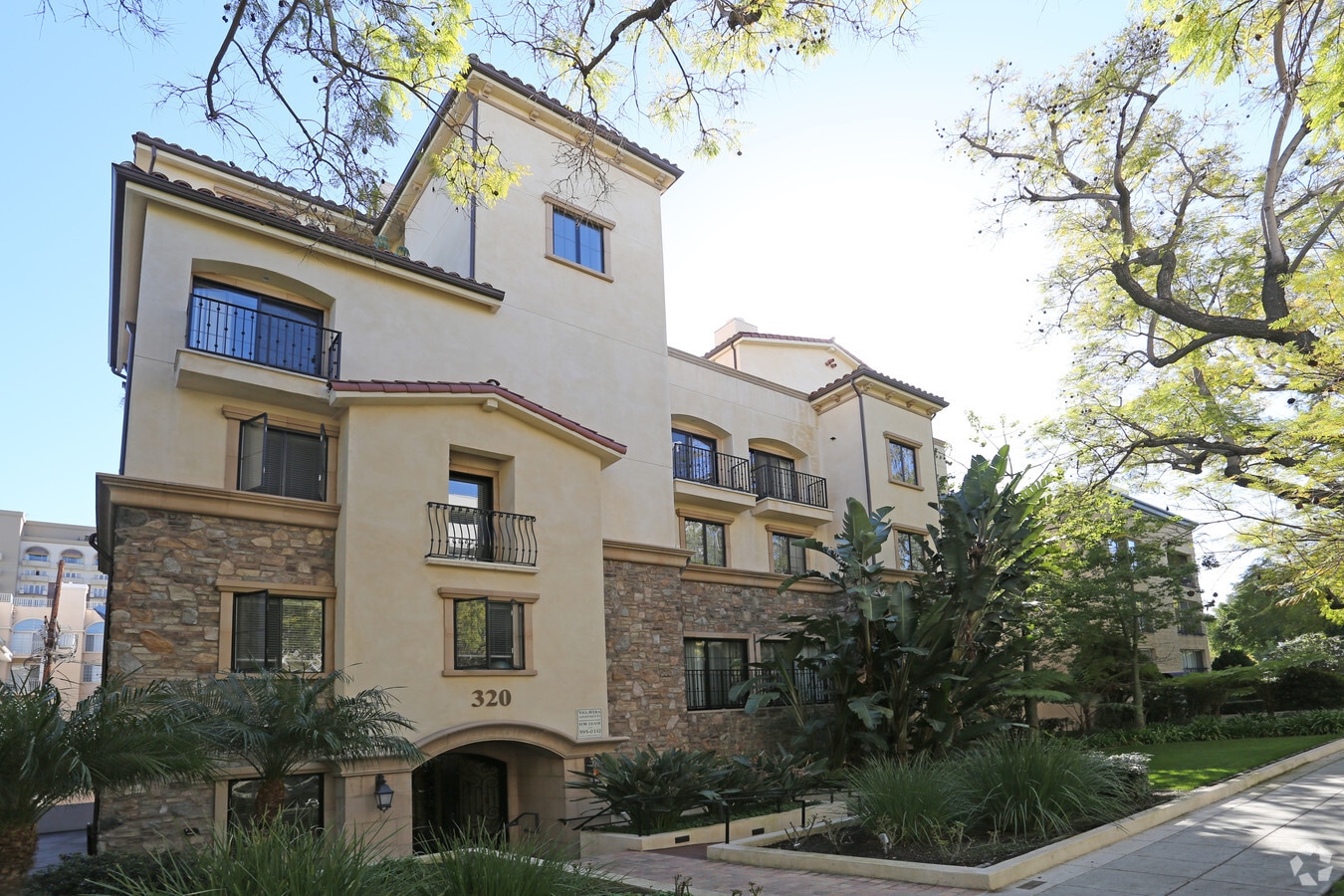 Primary Photo - 320-322 N Oakhurst Dr