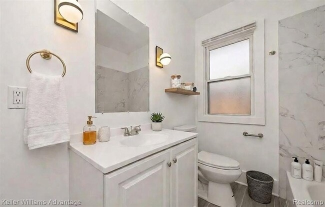 Photo - 1975 Gladstone St