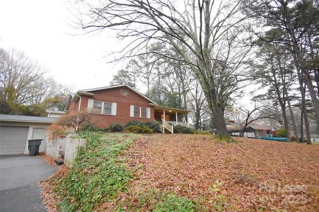 Photo - 640 Miramar St NE