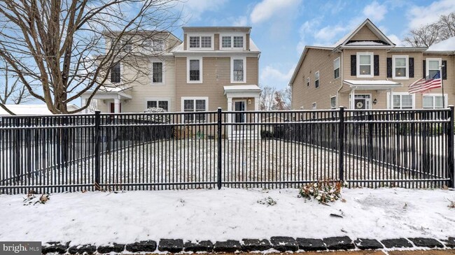 Building Photo - 1833 Drew St