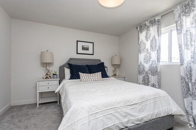 2BR, 2BA - 825 SF
