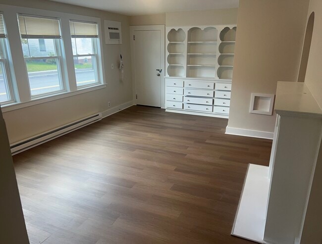 Building Photo - 566 Bay St Unit 1 Rental