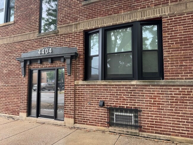 Building Photo - 4404 N Melvina Ave Unit 1R Rental