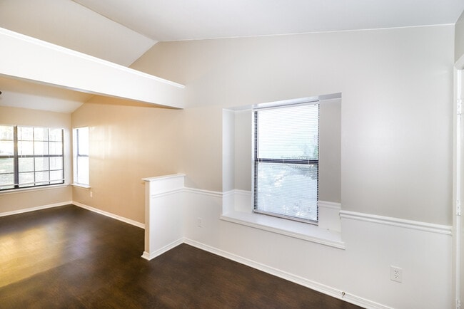 Photo - 1919 Calgary Trail