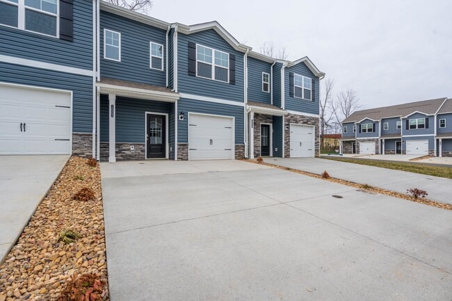 Building Photo - Beautiful newly constructed 3 bed and 2.5 bath townhouse with garage in the heart of jonesborough.
