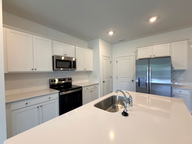 Photo - ~~ Luxurious End Unit 3-bedroom Townhome ~~